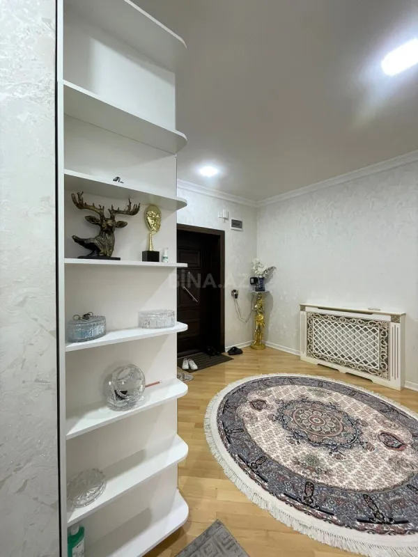 Satılır 3 otaqlı mənzil 131 m²