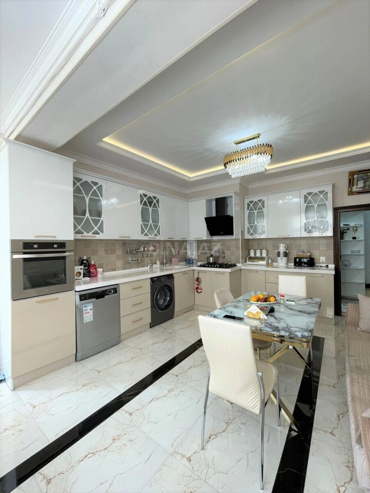 Satılır 3 otaqlı mənzil 131 m²