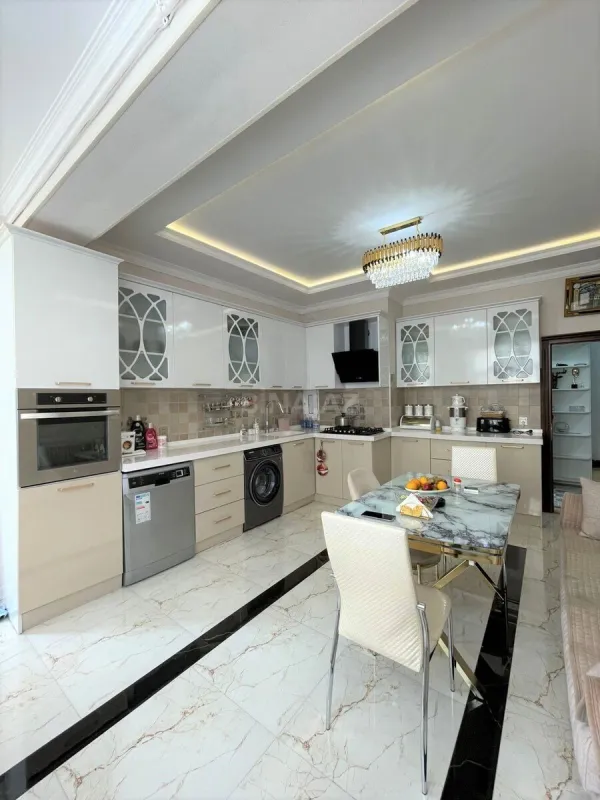 Satılır 3 otaqlı mənzil 131 m²