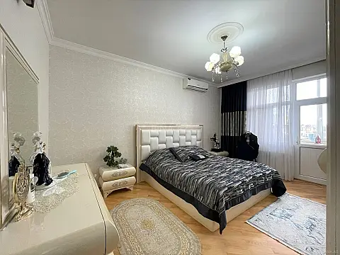 Satılır 3 otaqlı mənzil 131 m²