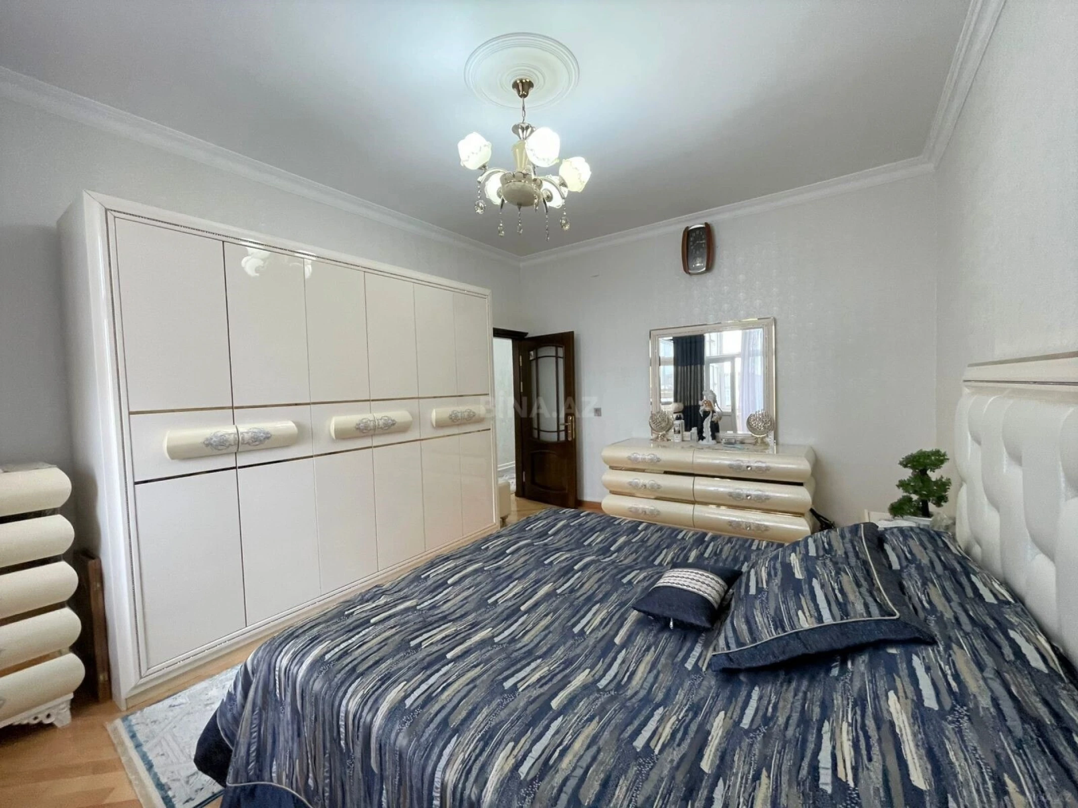 Satılır 3 otaqlı mənzil 131 m²