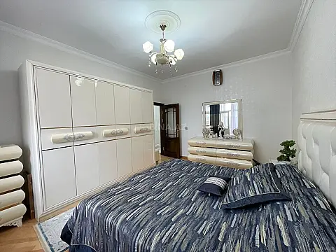 Satılır 3 otaqlı mənzil 131 m²