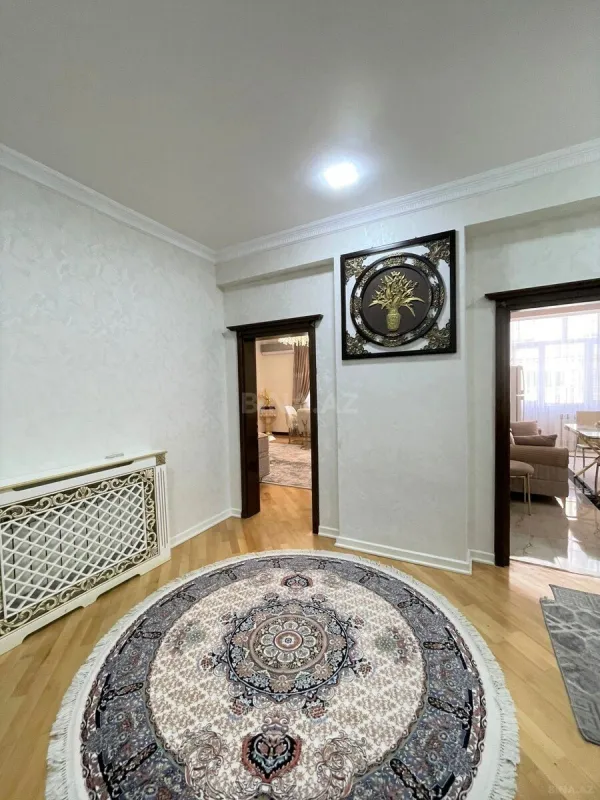 Satılır 3 otaqlı mənzil 131 m²