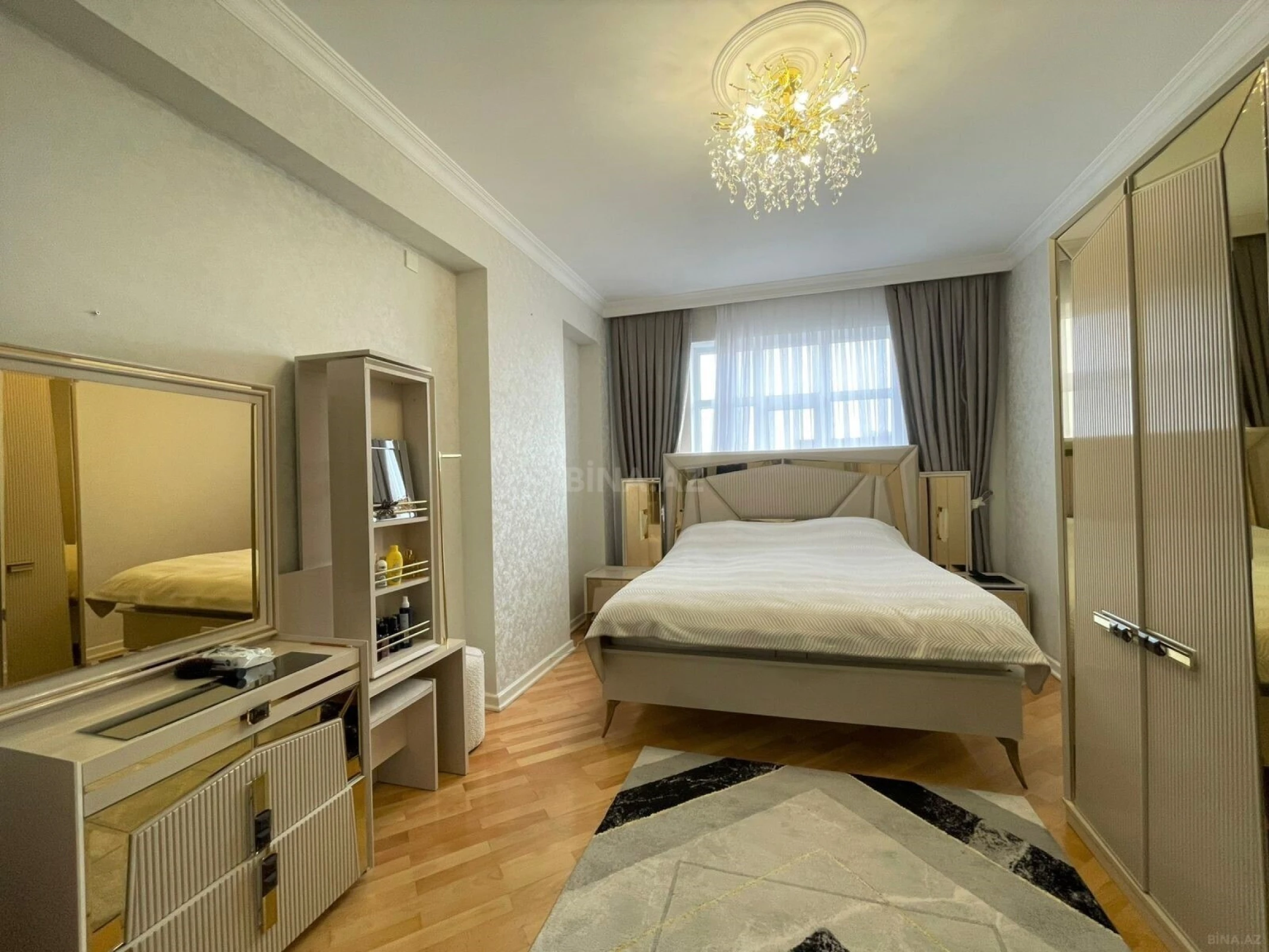 Satılır 3 otaqlı mənzil 131 m²