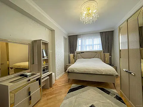 Satılır 3 otaqlı mənzil 131 m²