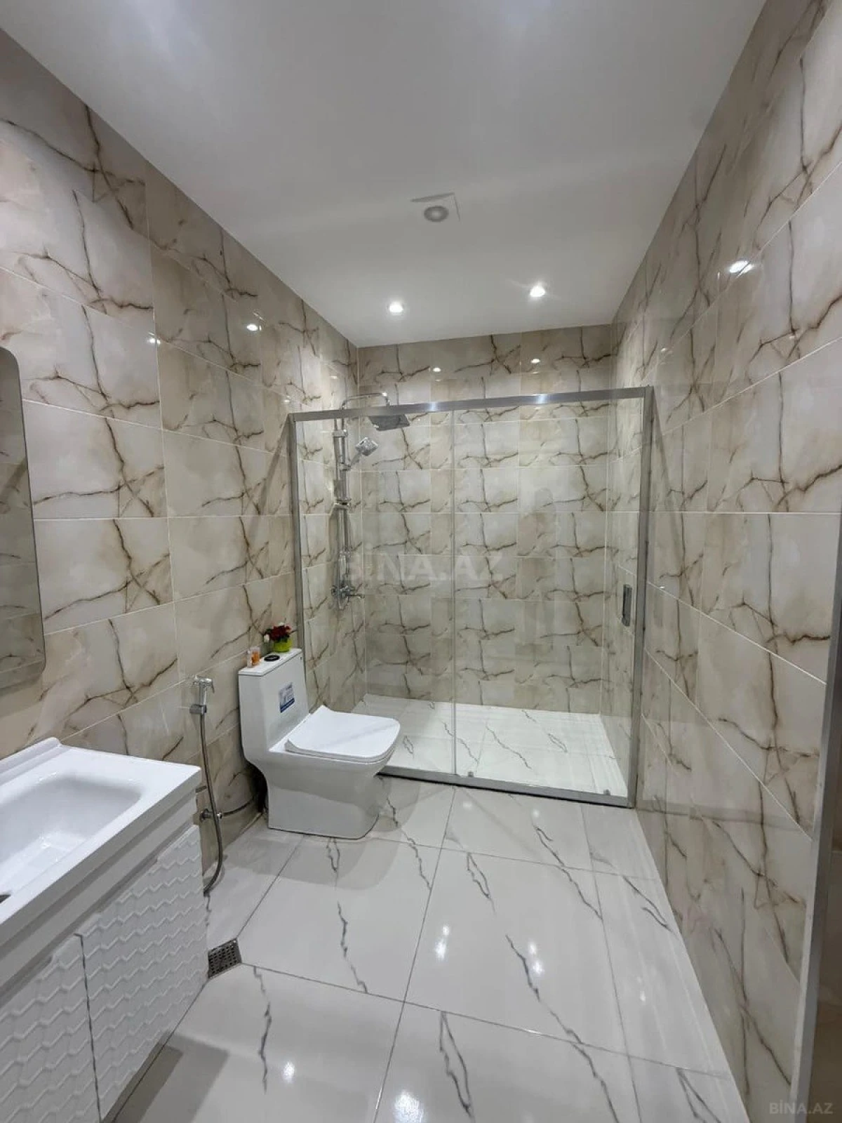 Satılır 2 otaqlı mənzil 105 m²