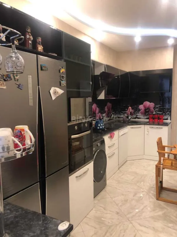 Satılır 5 otaqlı mənzil 150 m²