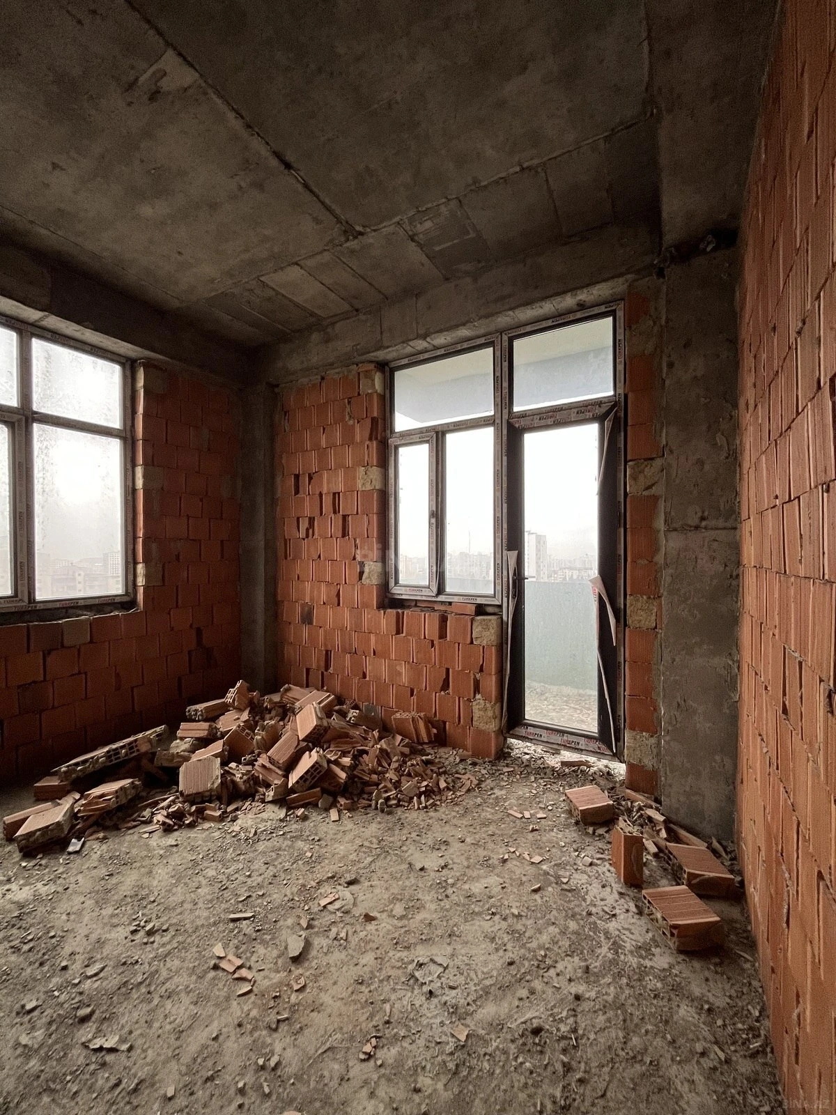 Satılır 3 otaqlı mənzil 161 m²