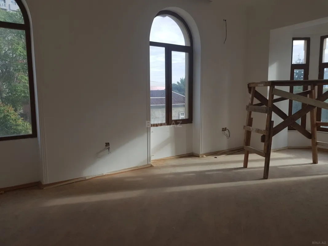 Kirayə verilir 14 otaqlı həyət evi 900 m²