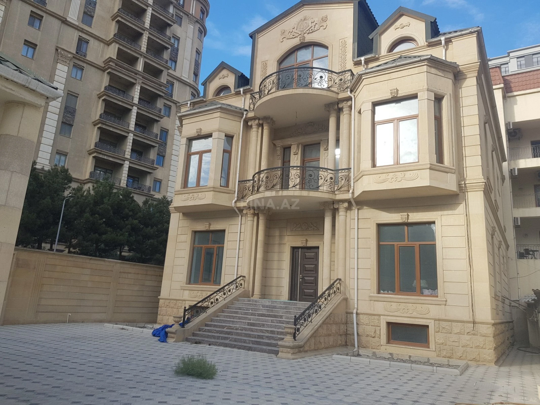 Kirayə verilir 14 otaqlı həyət evi 900 m²