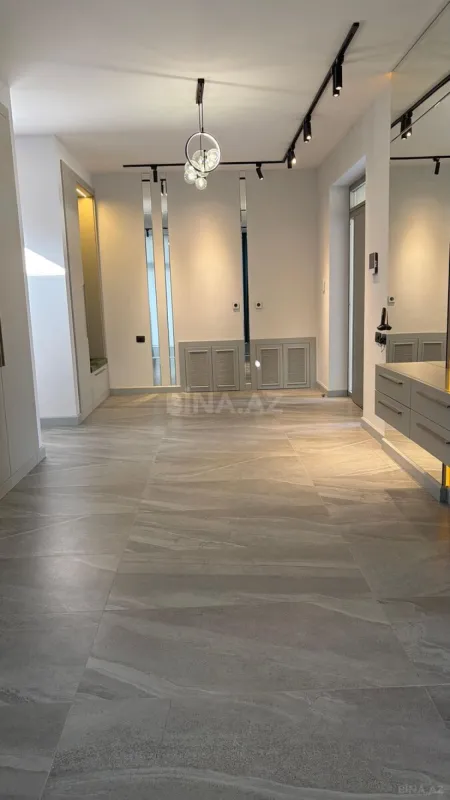Satılır 5 otaqlı həyət evi 685 m²