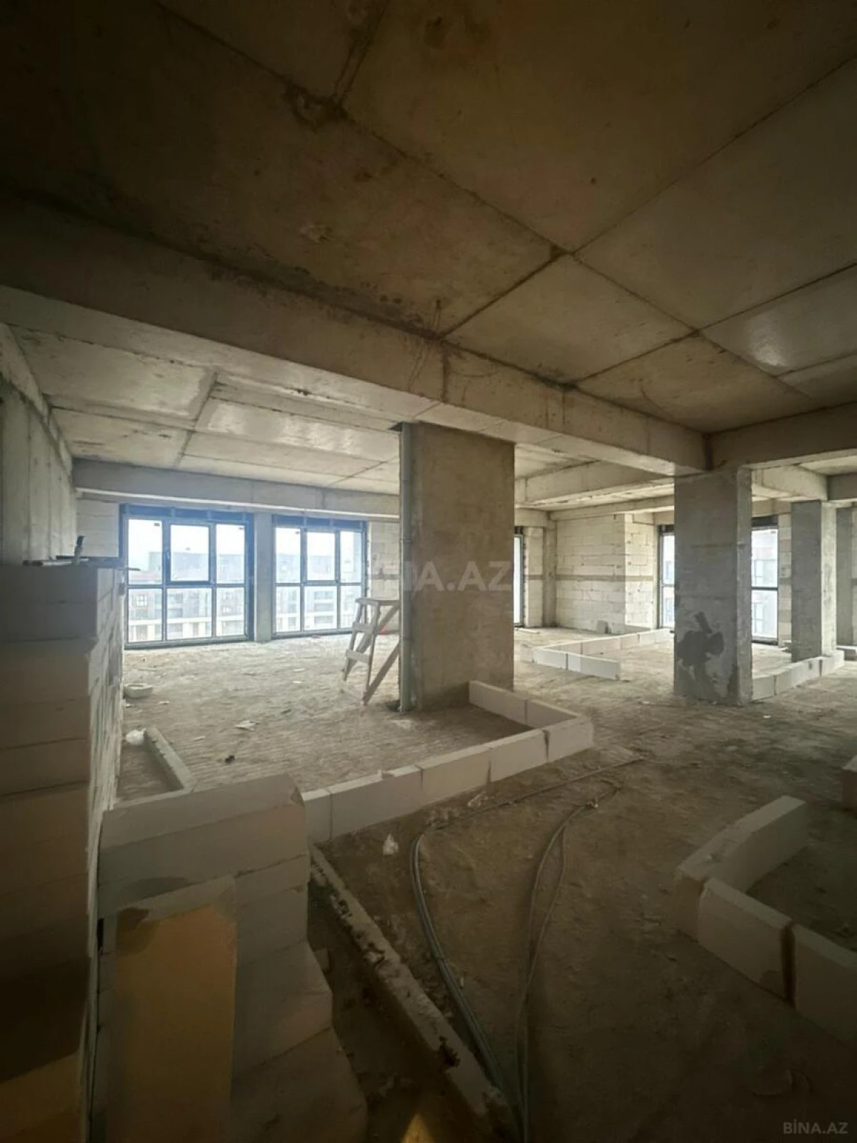 Satılır 3 otaqlı mənzil 127 m²