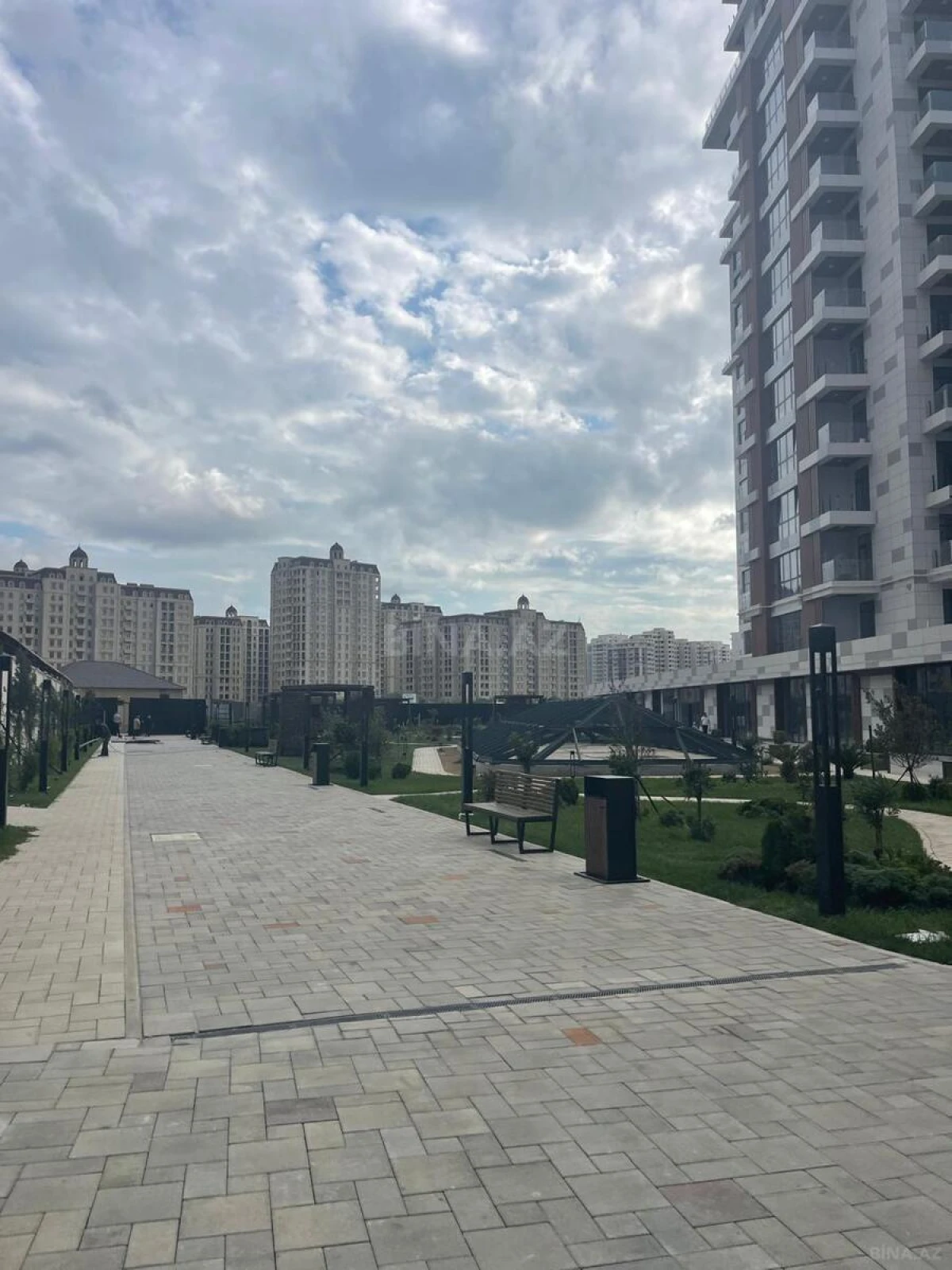 Satılır 3 otaqlı mənzil 126.8 m²