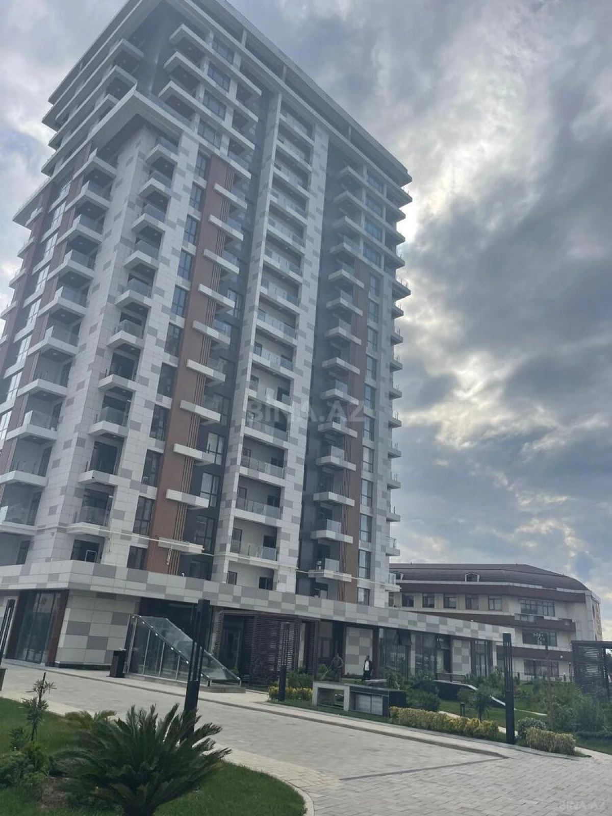 Satılır 3 otaqlı mənzil 126.8 m²