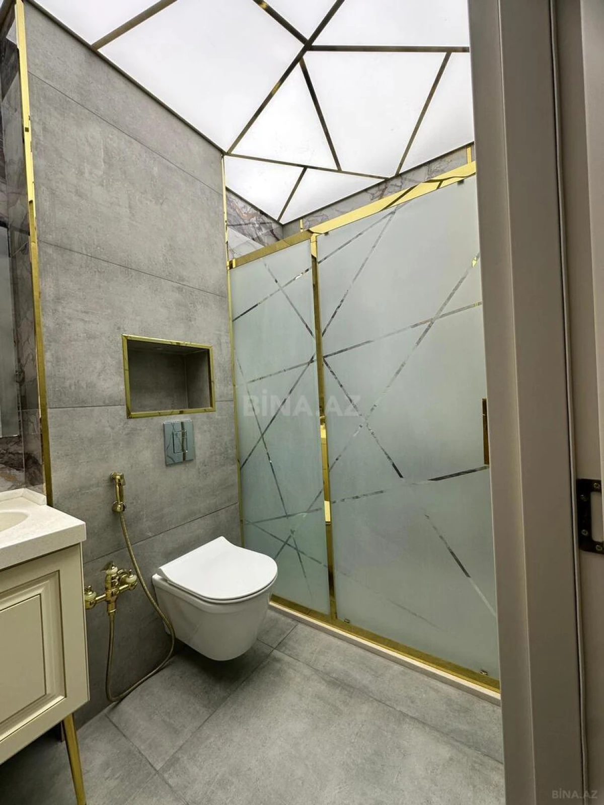 Satılır 3 otaqlı mənzil 137 m²