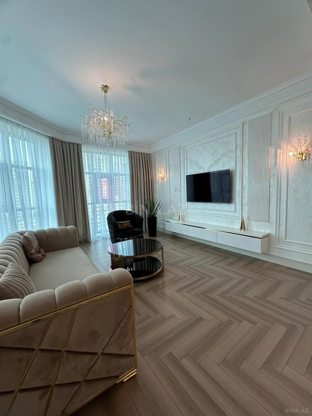 Satılır 3 otaqlı mənzil 137 m²