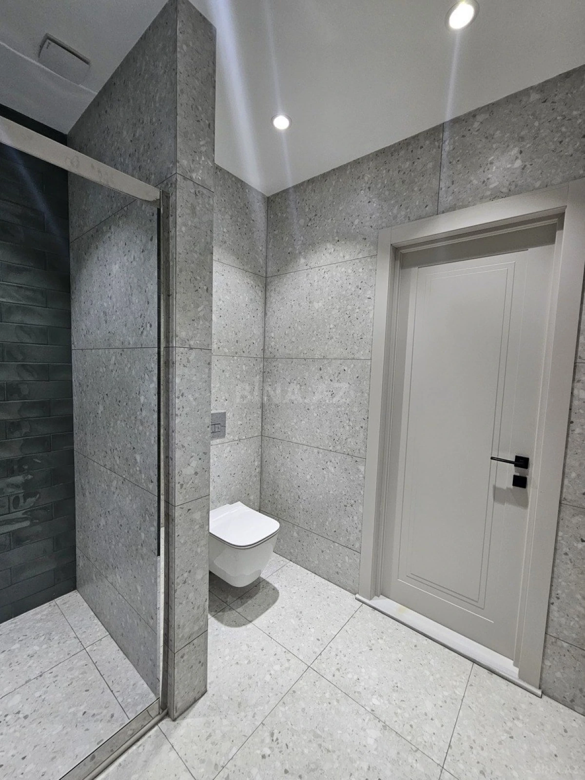 Satılır 3 otaqlı mənzil 135 m²