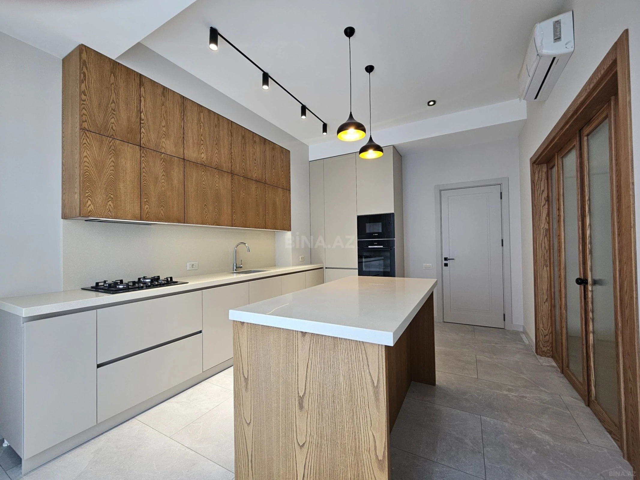 Satılır 3 otaqlı mənzil 135 m²