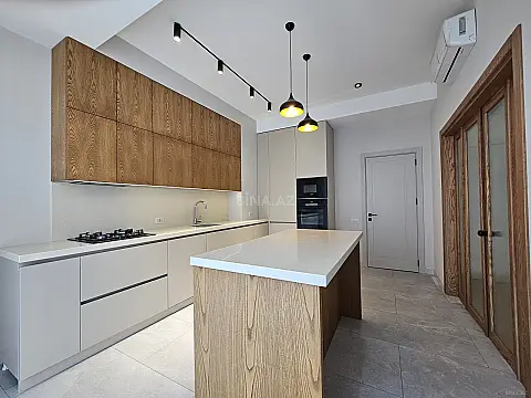 Satılır 3 otaqlı mənzil 135 m²