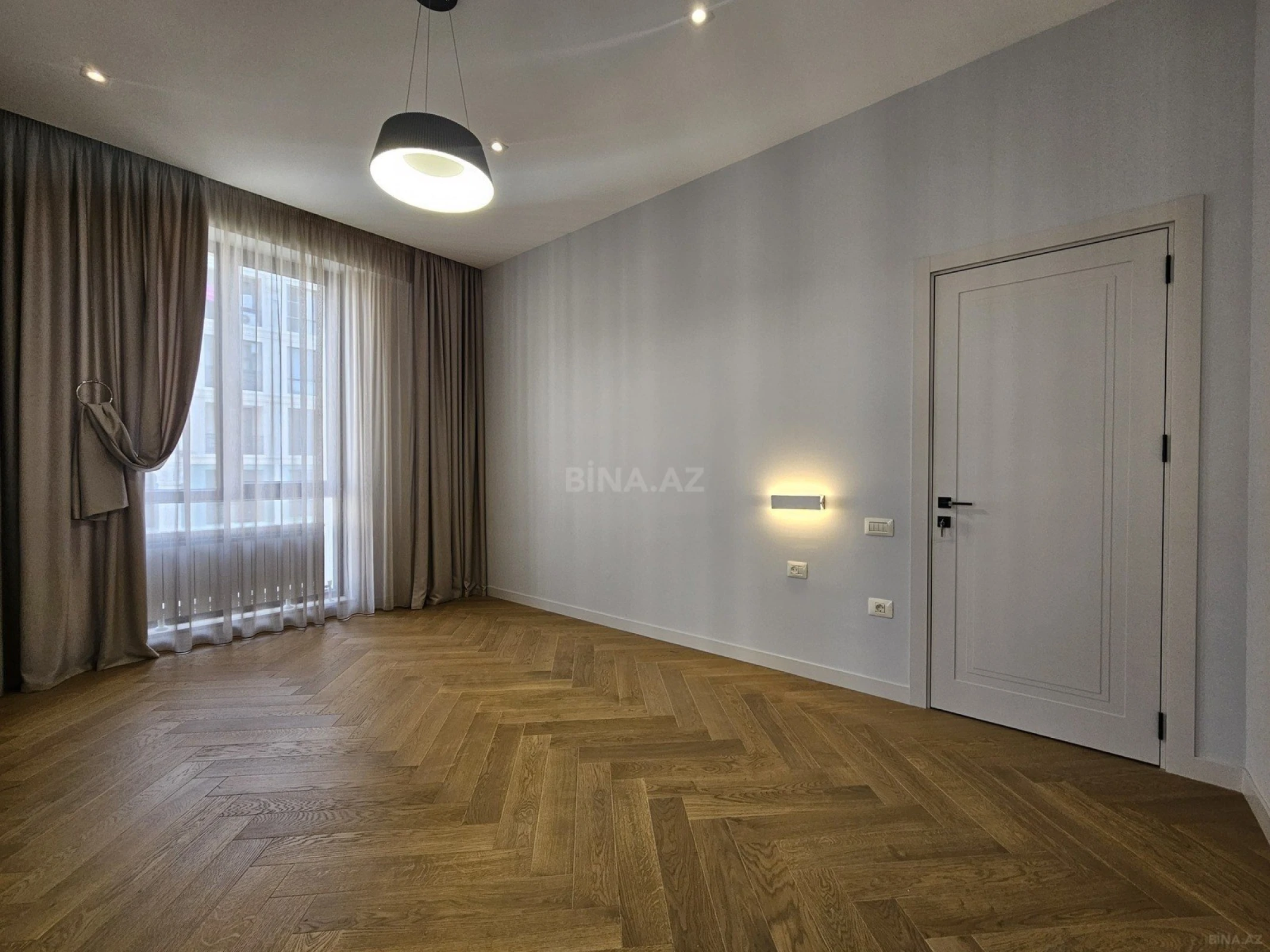 Satılır 3 otaqlı mənzil 135 m²