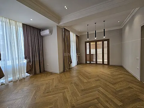 Satılır 3 otaqlı mənzil 135 m²