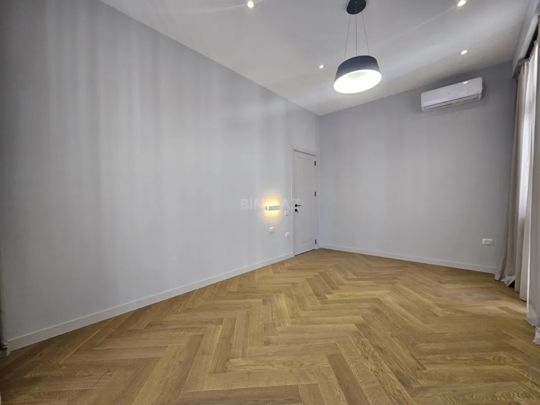 Satılır 3 otaqlı mənzil 135 m²
