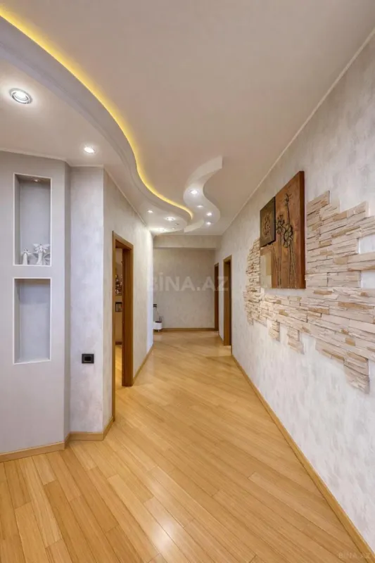 Satılır 4 otaqlı mənzil 186 m²