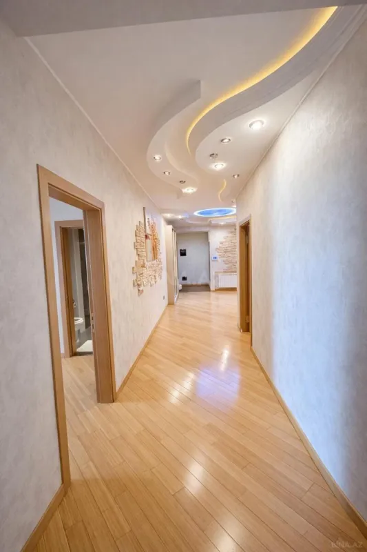 Satılır 4 otaqlı mənzil 186 m²