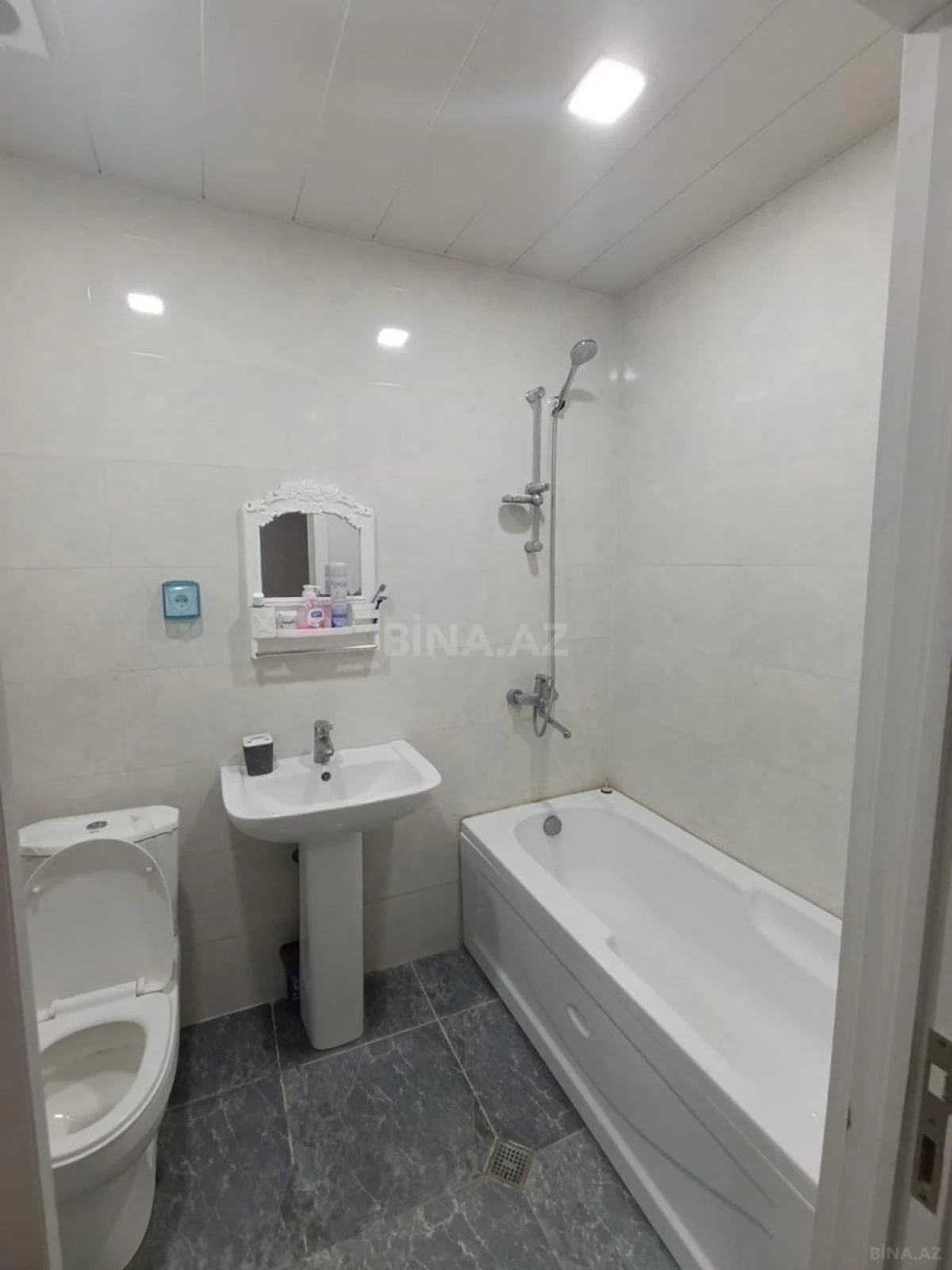 Kirayə verilir 2 otaqlı mənzil 75 m²