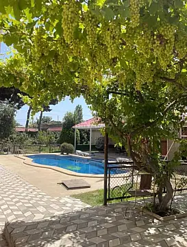 Satılır 9 otaqlı həyət evi 800 m²