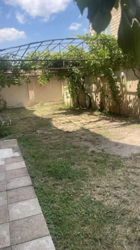 Satılır 9 otaqlı həyət evi 800 m²