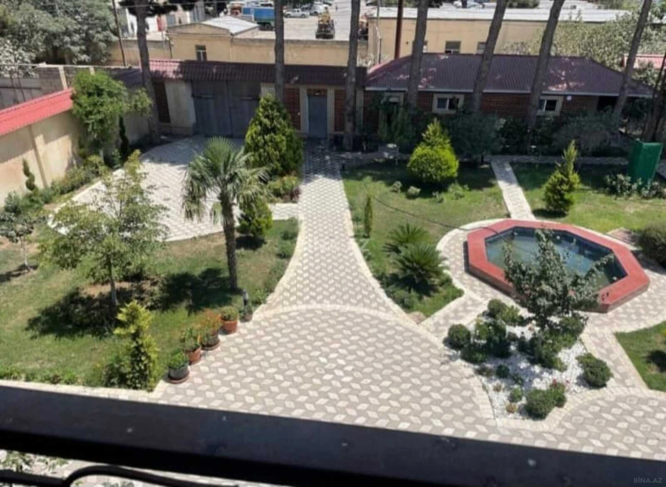 Satılır 9 otaqlı həyət evi 800 m²