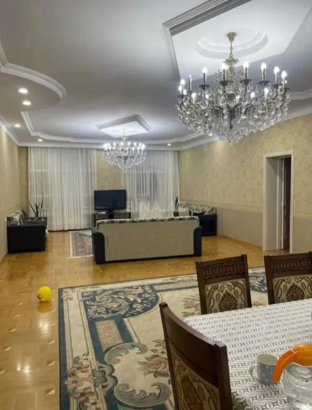 Satılır 9 otaqlı həyət evi 800 m²