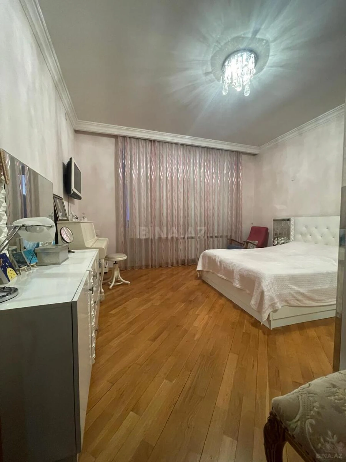 Satılır 3 otaqlı mənzil 145 m²