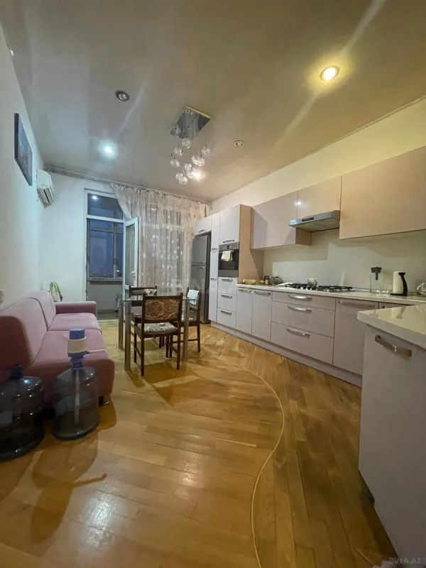 Satılır 3 otaqlı mənzil 145 m²