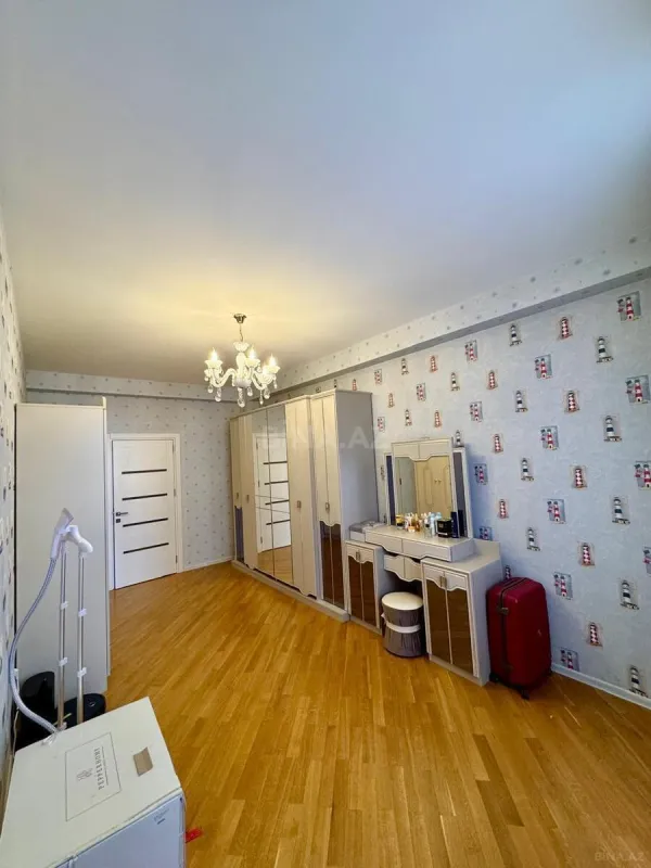 Satılır 3 otaqlı mənzil 135 m²
