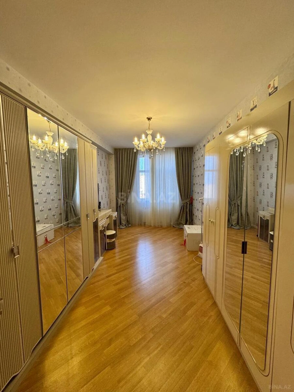 Satılır 3 otaqlı mənzil 135 m²