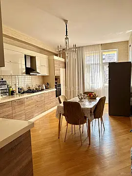 Satılır 3 otaqlı mənzil 135 m²