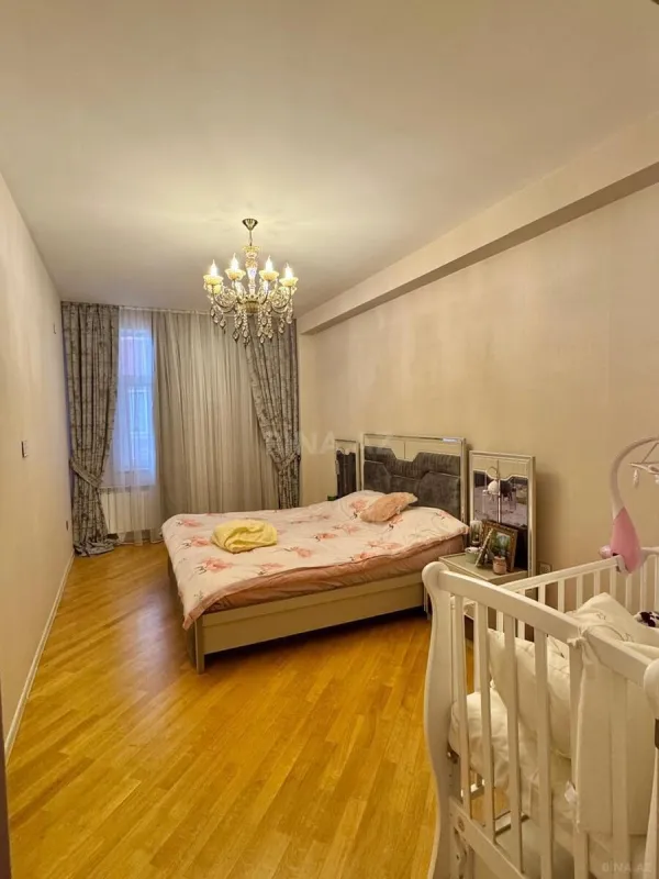 Satılır 3 otaqlı mənzil 135 m²