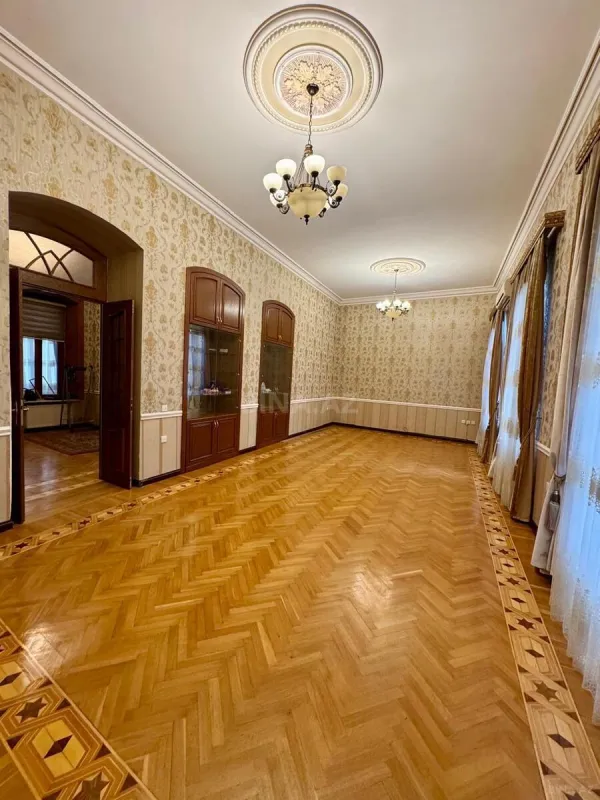 Kirayə verilir 4 otaqlı ofis 200 m²