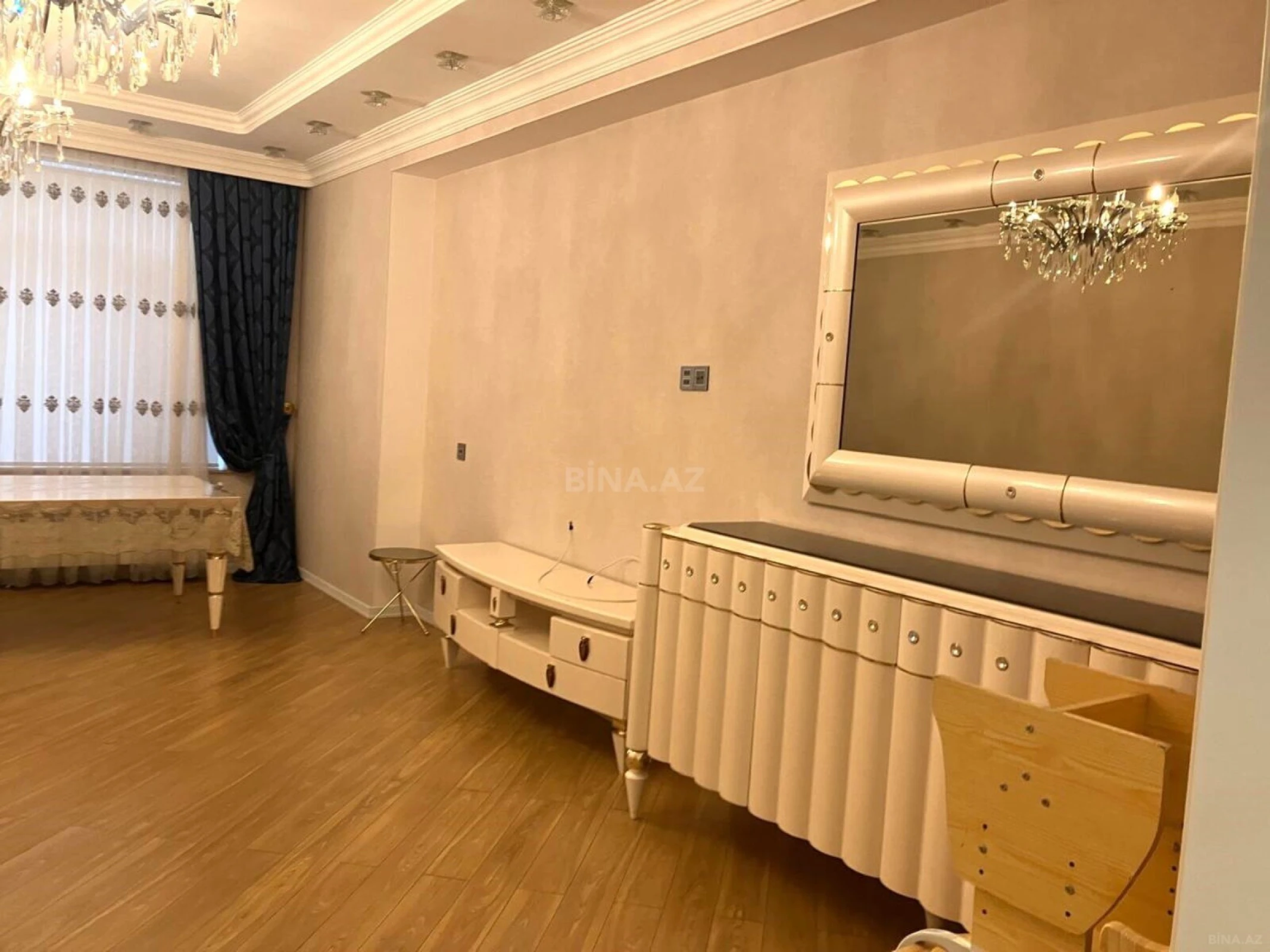 Satılır 3 otaqlı mənzil 140 m²