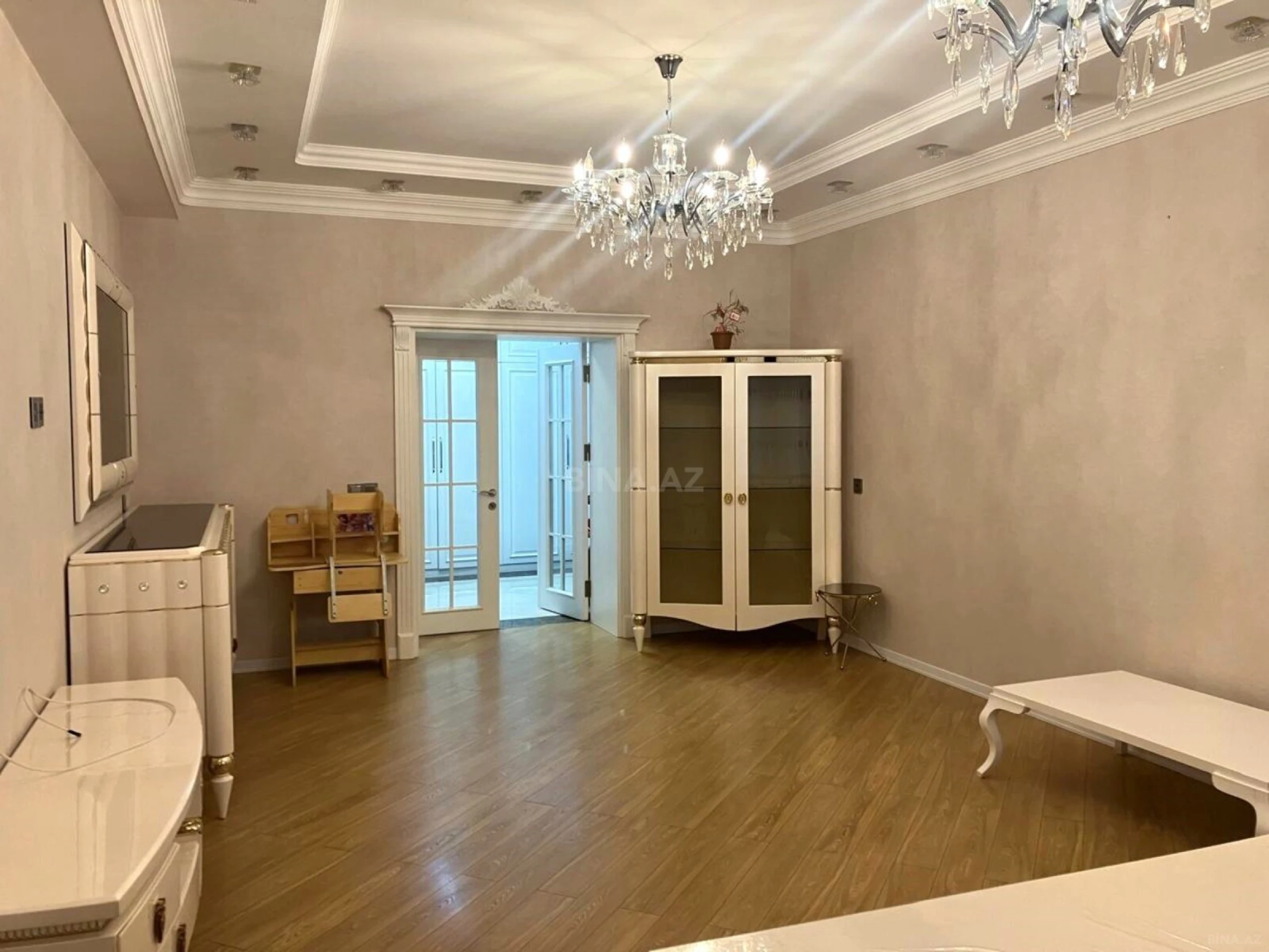 Satılır 3 otaqlı mənzil 140 m²