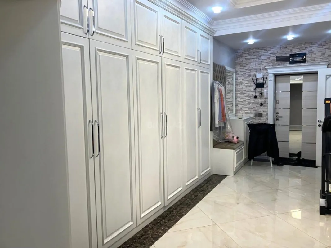 Satılır 3 otaqlı mənzil 140 m²