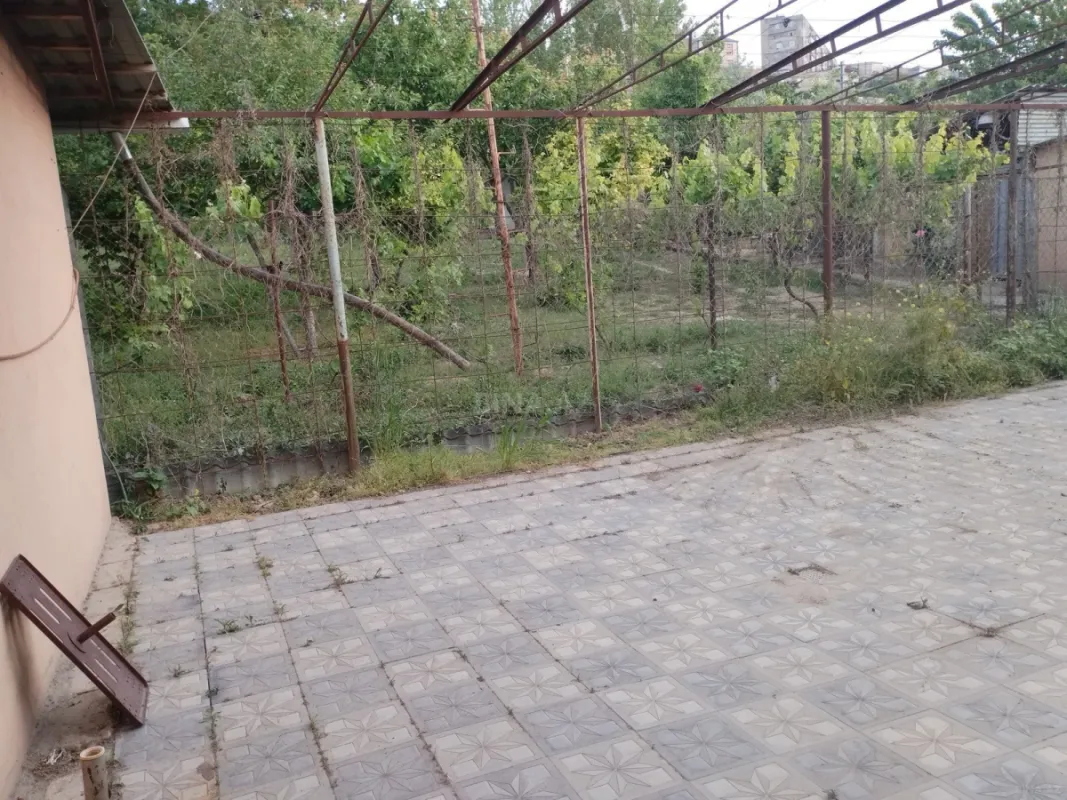 Satılır 9 otaqlı həyət evi 700 m²