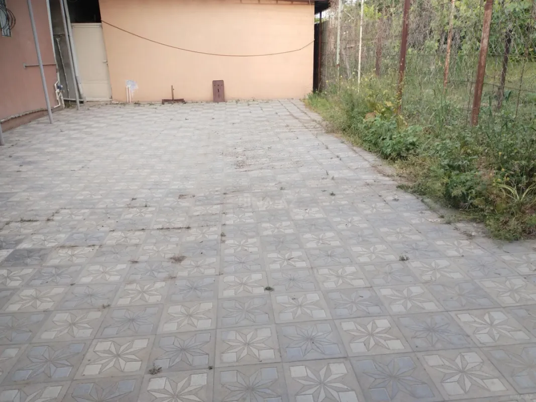 Satılır 9 otaqlı həyət evi 700 m²