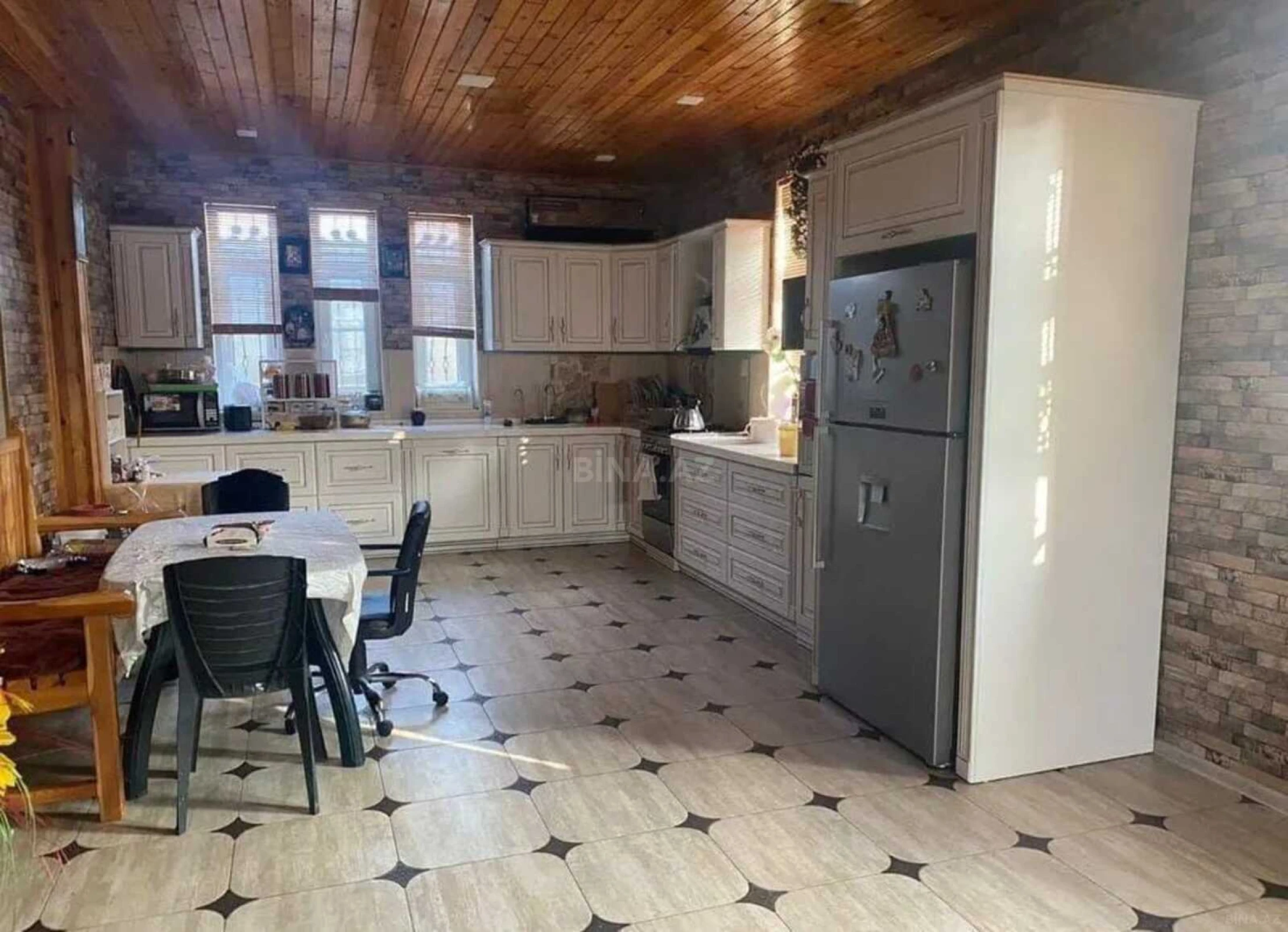 Satılır 9 otaqlı həyət evi 700 m²