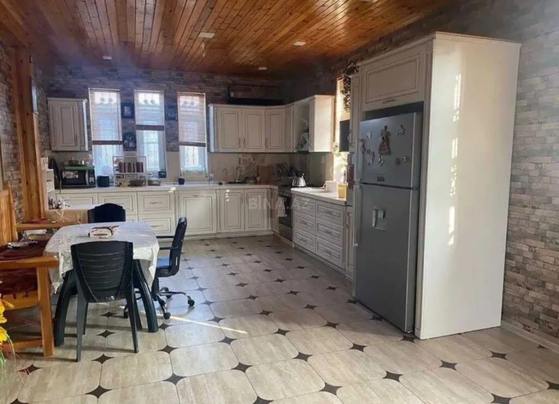 Satılır 9 otaqlı həyət evi 700 m²