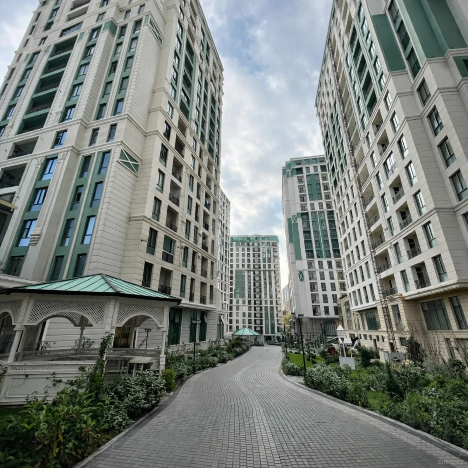 Satılır 4 otaqlı mənzil 220 m²