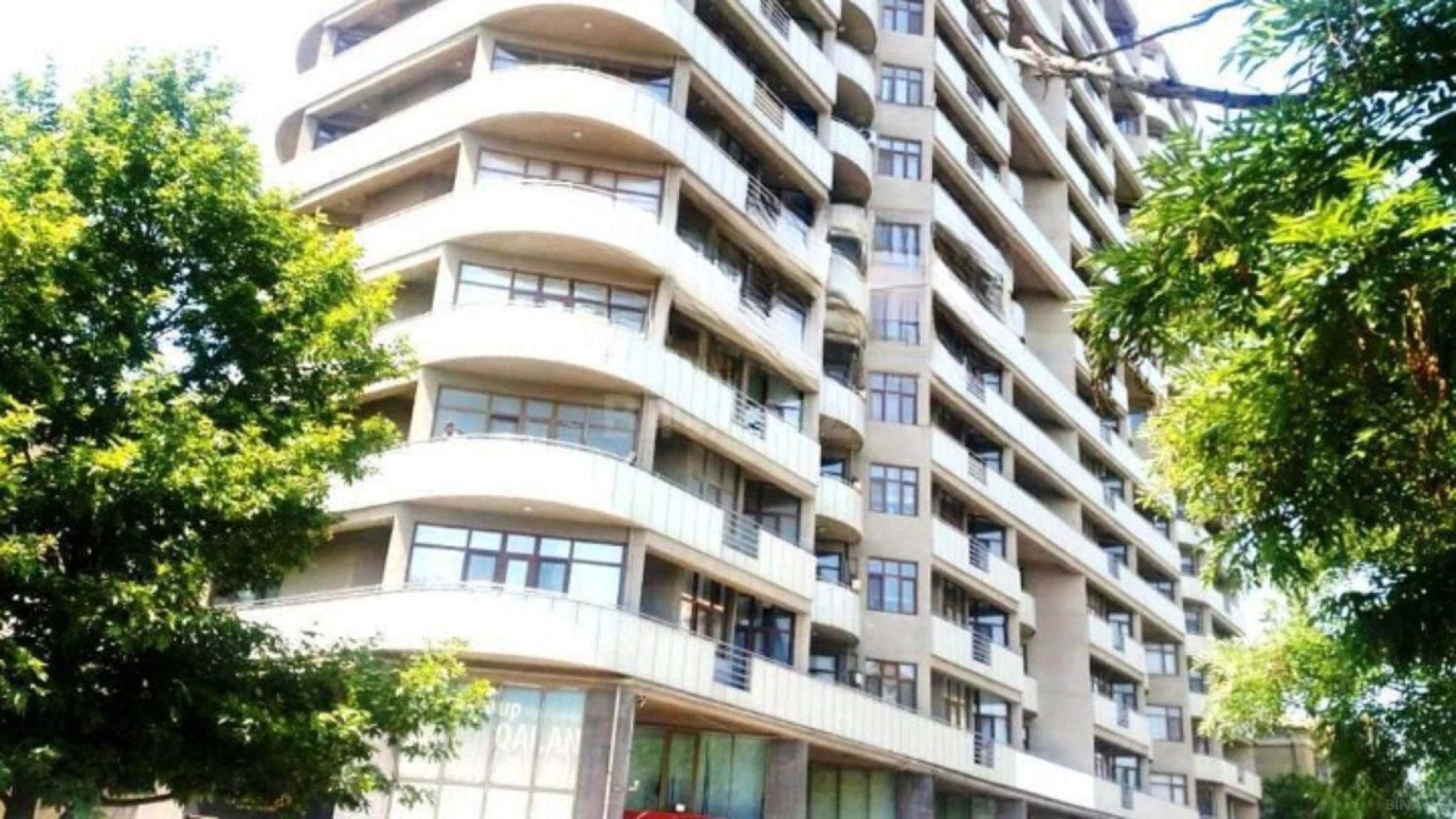 Satılır 4 otaqlı mənzil 186 m²