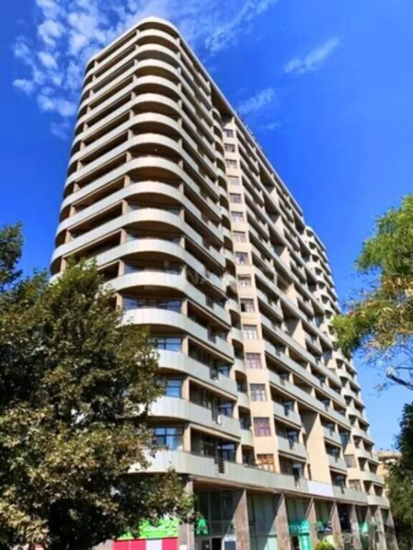 Satılır 4 otaqlı mənzil 186 m²